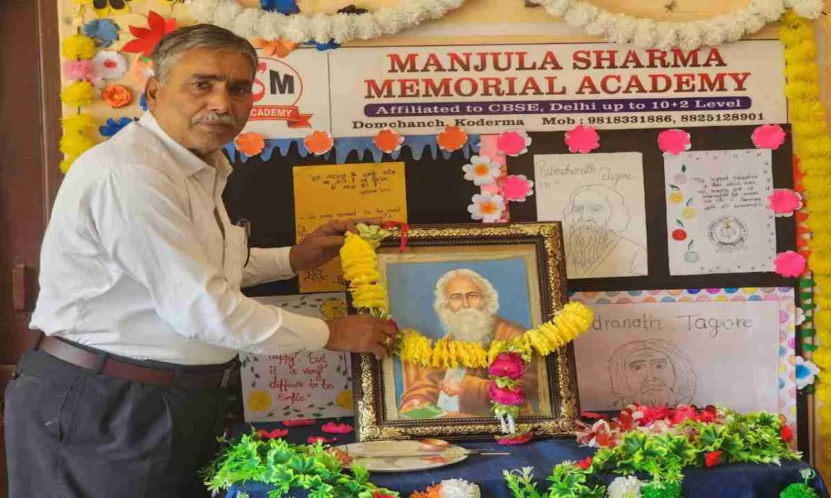 Koderma News: मंजुला शर्मा मेमोरियल अकादमी में मातृ दिवस व टैगोर जयंती मनाई गई