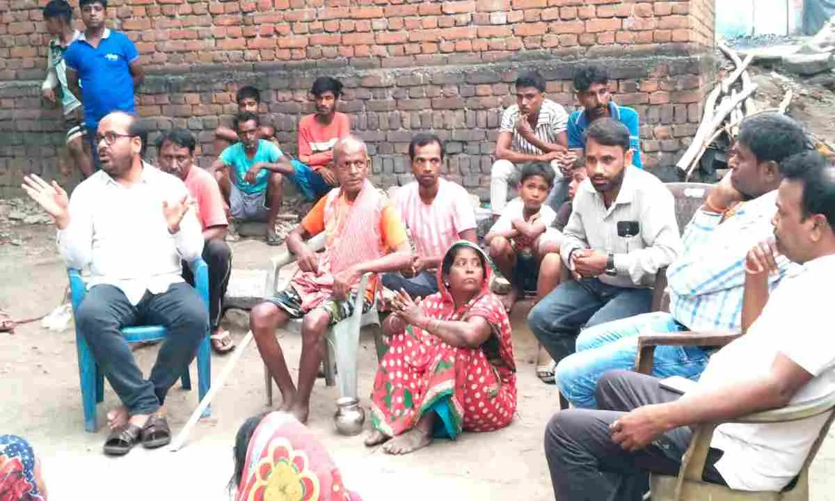 Giridih News: फॉरवर्ड ब्लॉक की टीम पहुंची खनडीहा, दिलीप दास के परिजनों और ग्रामीणों से की मुलाकात