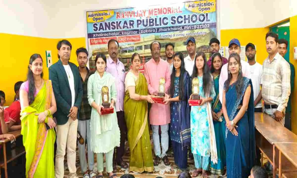 Bokaro News: रणविजय मेमोरियल संस्कार पब्लिक स्कूल ने स्टेट टॉपर छोटी को किया सम्मानित