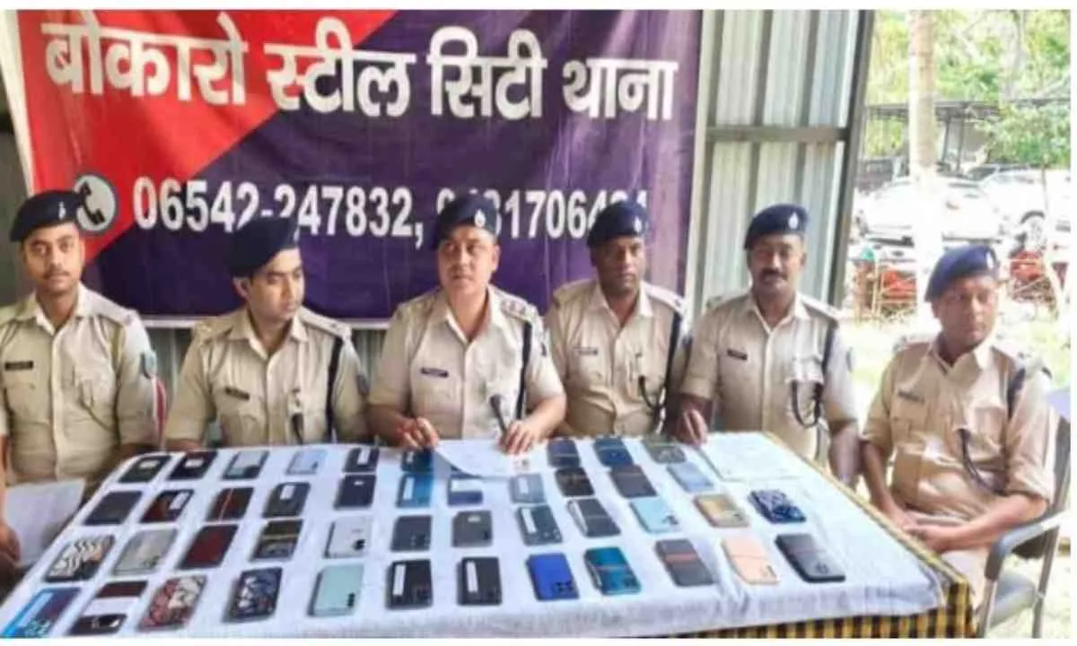 Bokaro News: पुलिस की बड़ी कामयाबी: गुम हुए 47 मोबाइल बरामद कर उनके मालिकों को लौटाए