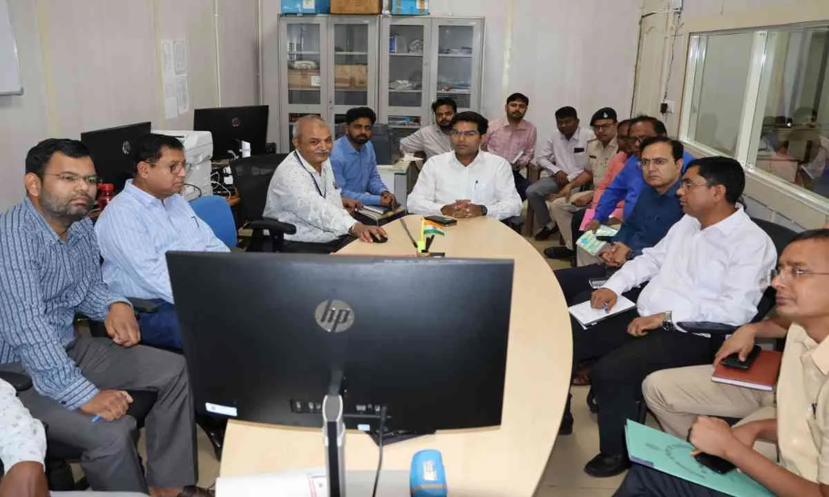 Dumka News: एक्शन में उपायुक्त: डीसी अभिजीत सिन्हा ने किया दुमका एयरपोर्ट का औचक निरीक्षण