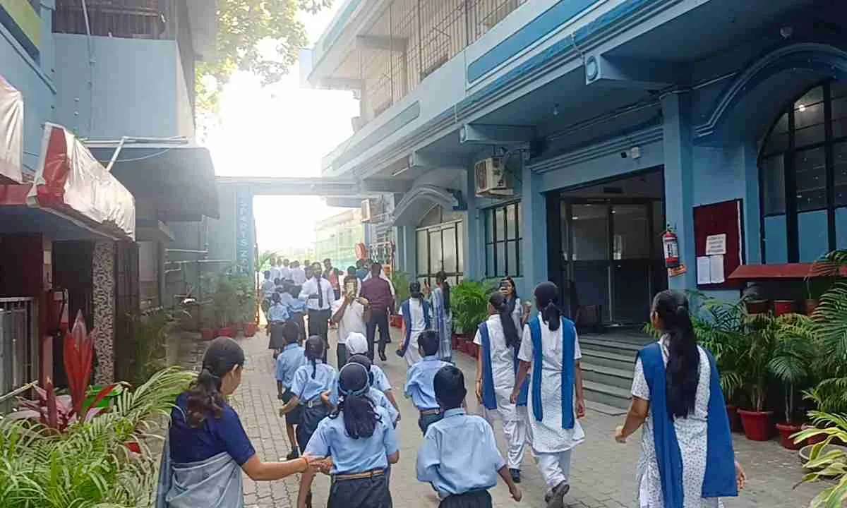 Koderma News: मॉडर्न पब्लिक स्कूल में 'मॉक ड्रिल' से जांची गई सुरक्षा, 3 मिनट 22 सेकंड में खाली हुआ स्कूल
