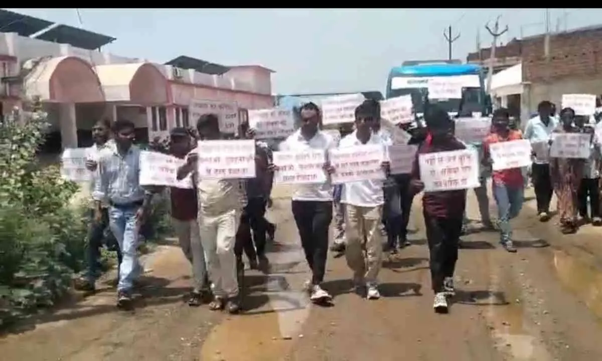 Giridih News: सड़क नहीं तो आंदोलन: जर्जर स्टेशन रोड को लेकर भड़के युवा, राजेश सिन्हा के नेतृत्व में किया प्रदर्शन
