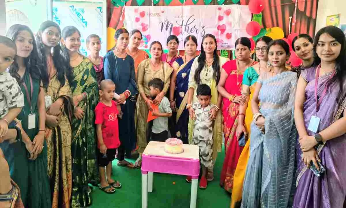 Koderma News: मदर्स डे पर आई स्कूल में धमाल: नन्हे-मुन्नों ने कलाकृति और कविताओं के जरिए मां के प्रति जताया प्यार