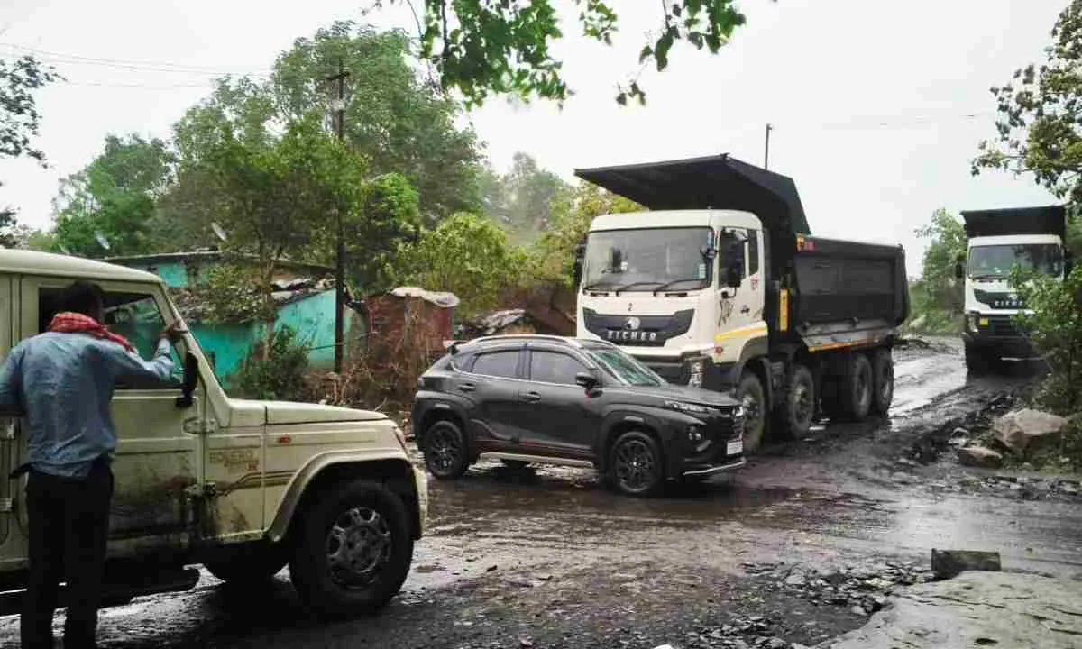 Dhanbad News: आउटसोर्सिंग वाहन की चपेट में आने से बाल-बाल बचे आजसू नेता, सुरक्षा व्यवस्था पर उठे सवाल