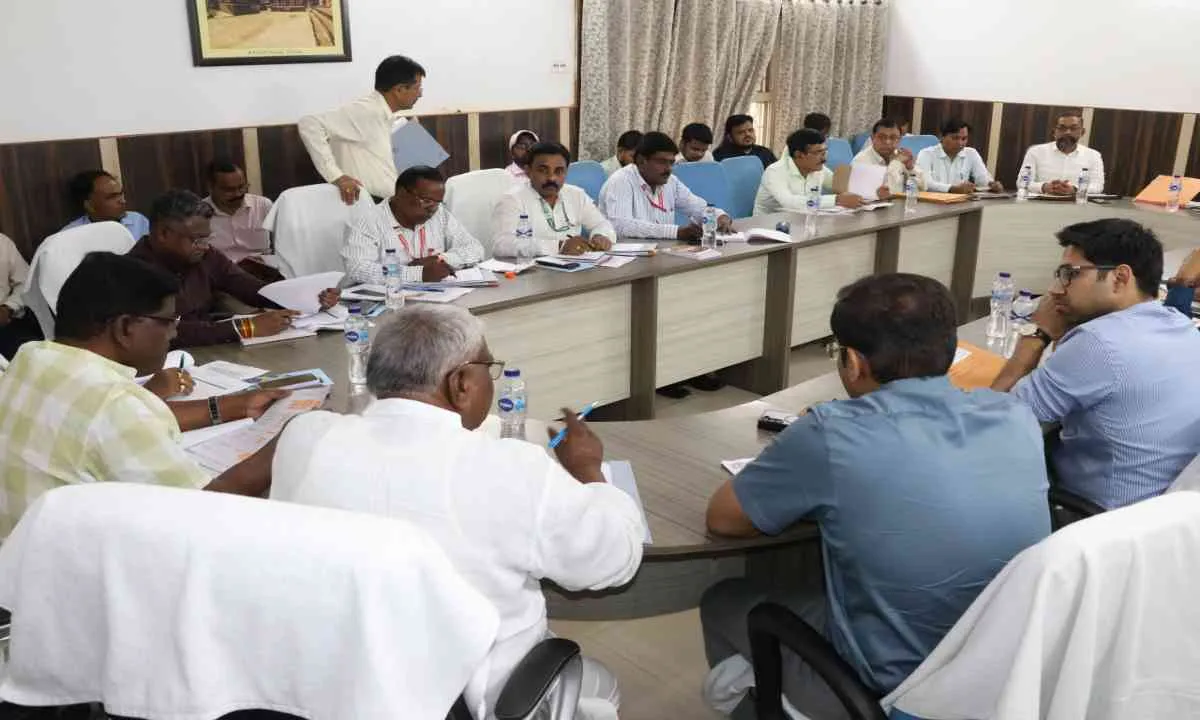 Dumka News: विधायक हेमलाल मुर्मू की अध्यक्षता में विकास योजनाओं की बड़ी समीक्षा, योजनाओं के पारदर्शी और समयबद्ध क्रियान्वयन पर विशेष जोर