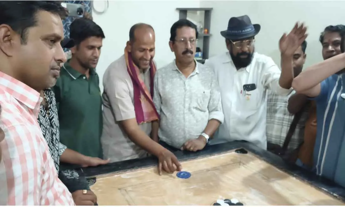 Hazaribagh News: टीपी शाद्वाल कैरम बोर्ड टूर्नामेंट 2026 का हुआ शुभारंभ, मेयर अरविंद राणा ने खिलाड़ियों का बढ़ाया उत्साह