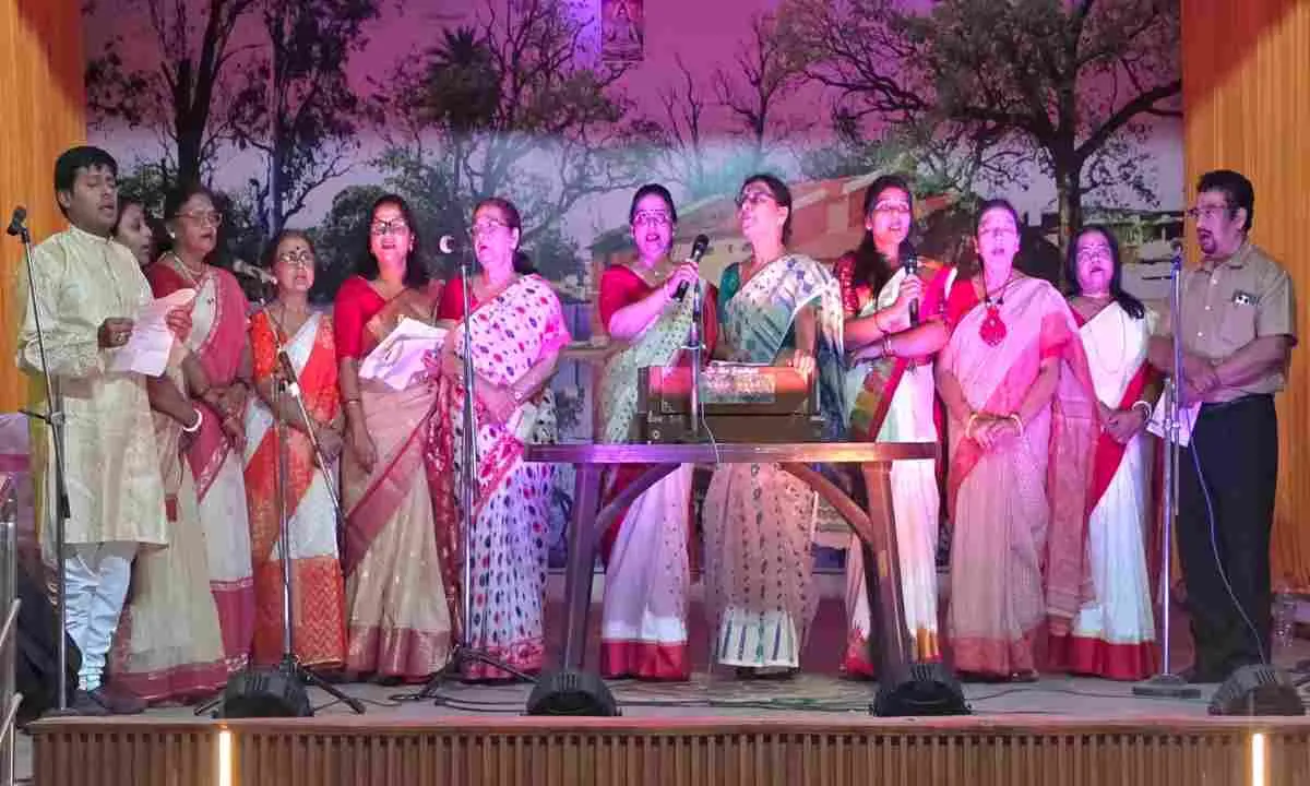 Hazaribagh News: सुरों से सजी टैगोर जयंती: यूनियन क्लब में बंगाली समाज ने मनाई गुरुदेव की 164वीं जयंती