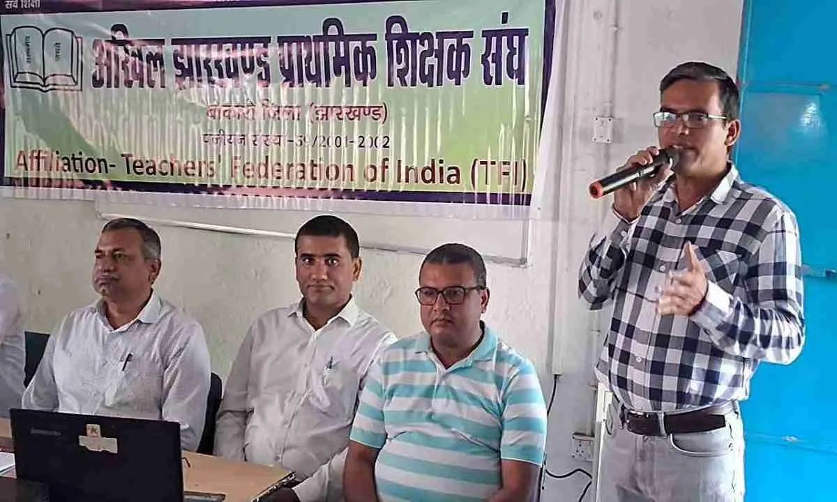 Bokaro News: शिक्षकों का हुंकार: ढाई महीने से वेतन नहीं मिलने पर फूटा गुस्सा, आंदोलन की दी चेतावनी