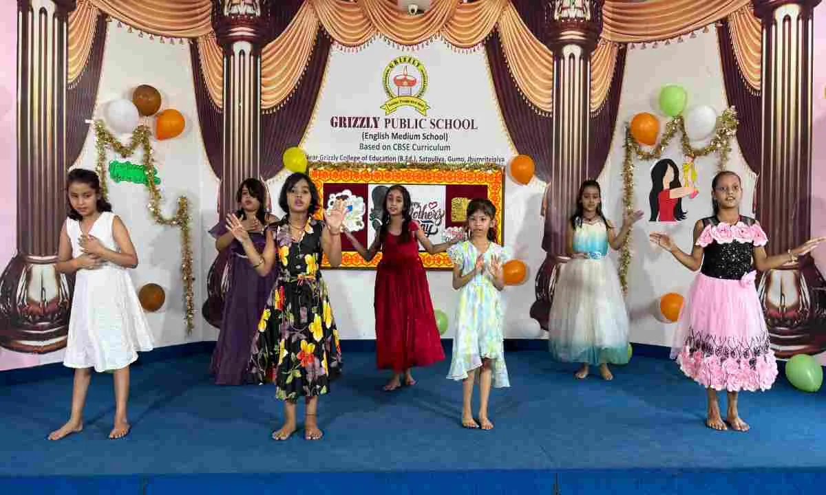 Koderma News: ग्रिजली पब्लिक स्कूल में मातृ दिवस पर कार्यक्रम का आयोजन: बच्चों ने दी शानदार प्रस्तुतियां