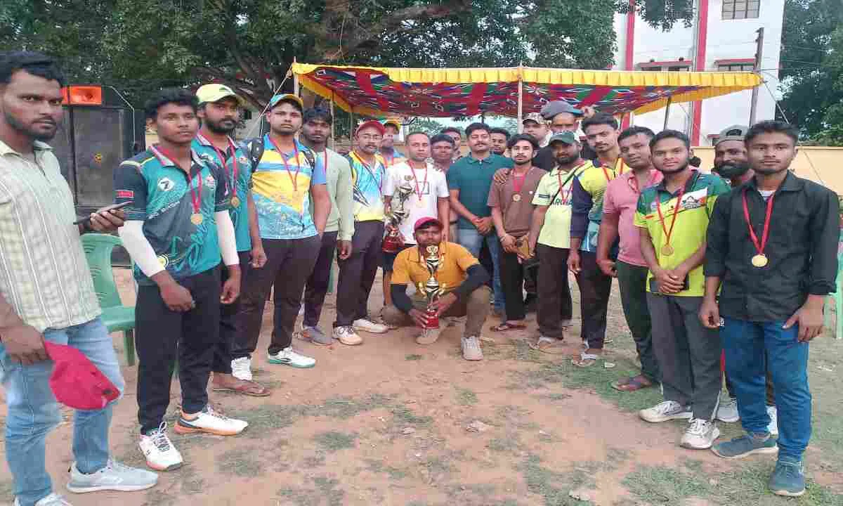 Dumka News: दो दिवसीय क्रिकेट टूर्नामेंट का सफल समापन, थाना प्रभारी ने बढ़ाया खिलाड़ियों का उत्साह