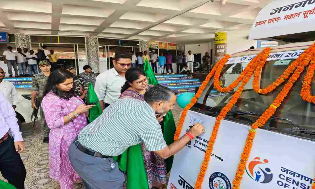 Giridih News: जनगणना-2027 की तैयारी तेज, उपायुक्त ने जागरूकता रथ को हरी झंडी दिखाकर किया रवाना