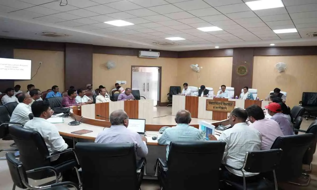 Hazaribagh News: शिक्षा विभाग की समीक्षात्मक बैठक आयोजित, गुणवत्ता पूर्ण शिक्षा पर विशेष जोर