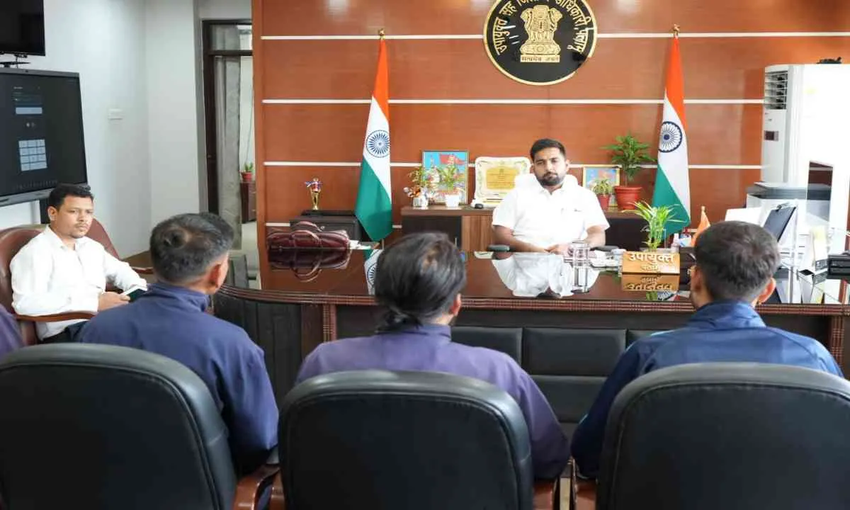 Palamu News: विश्वशांति पदयात्रा एवं जन-जागरूकता अभियान को लेकर पर्वतारोहियों ने उपायुक्त से की मुलाकात
