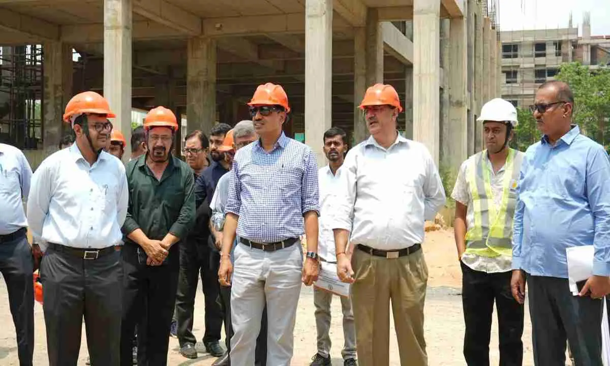 Koderma News: अपर मुख्य सचिव ने करमा मेडिकल कॉलेज एवं सदर अस्पताल का किया निरीक्षण