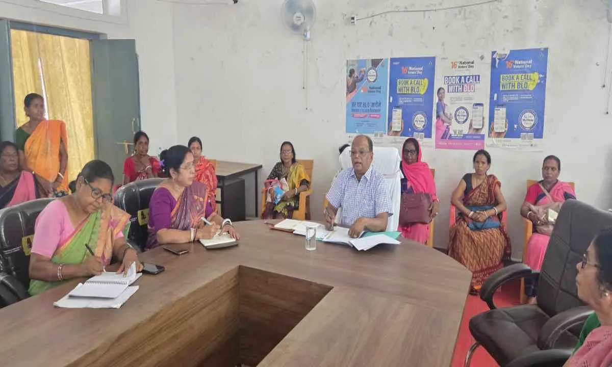 Dumka News: आंगनबाड़ी केंद्रों की समीक्षा बैठक, लापरवाही बरतने वाली 14 सेविकाओं से स्पष्टीकरण तलब