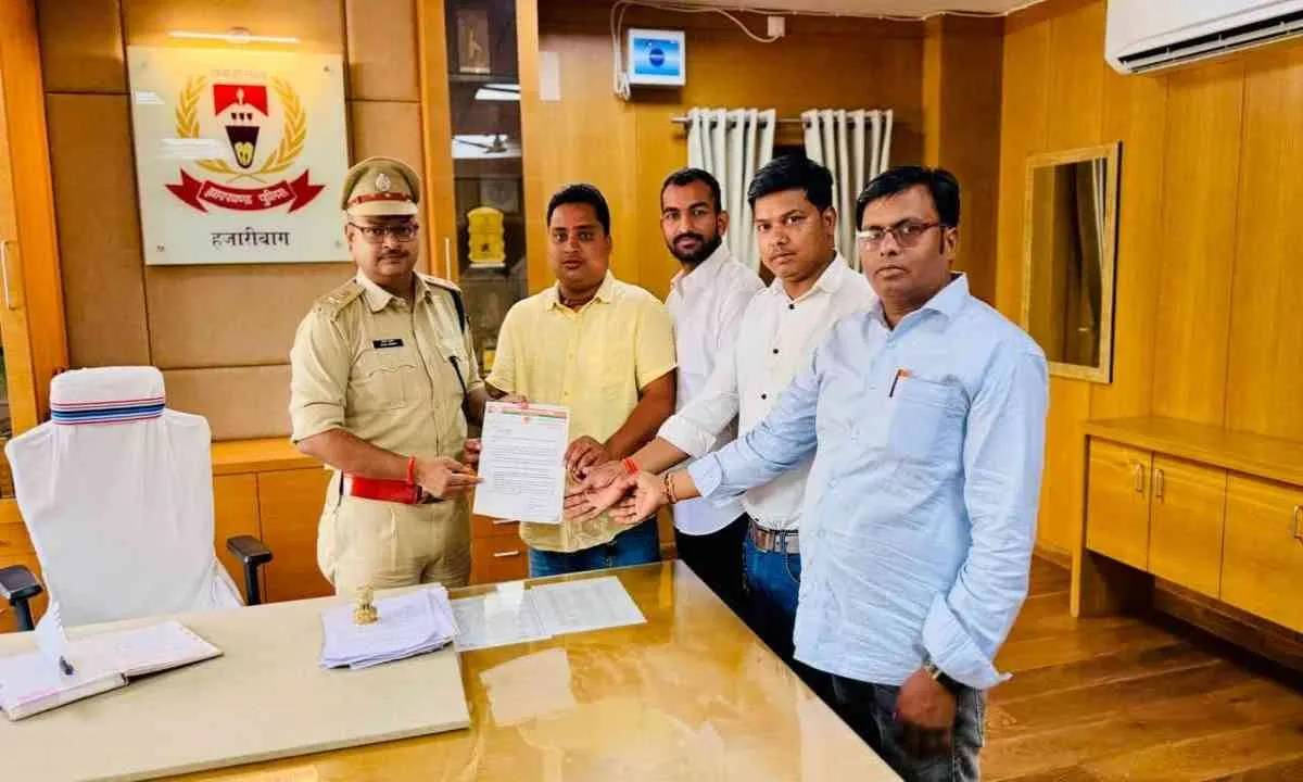 Hazaribagh News: बढ़ते नशे और क्राइम पर भाजयुमो सख्त, नए एसपी अमन कुमार को सौंपा मांग पत्र