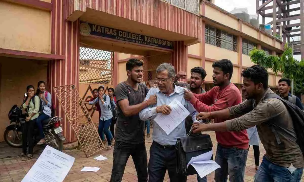 Dhanbad News: परीक्षा के दौरान शिक्षक के साथ बदसलूकी और मारपीट, थाने में शिकायत दर्ज