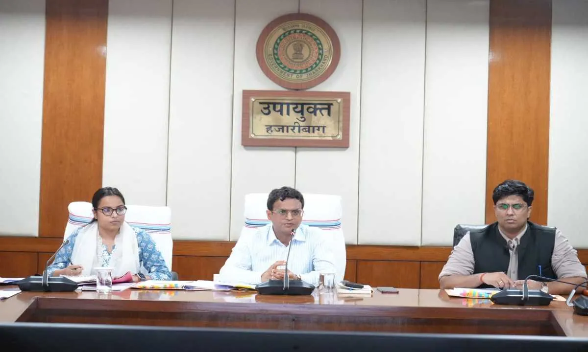 Hazaribagh News: उपायुक्त हेमन्त सती की अध्यक्षता में पर्यटन एवं खेल विभाग की समीक्षा बैठक आयोजित