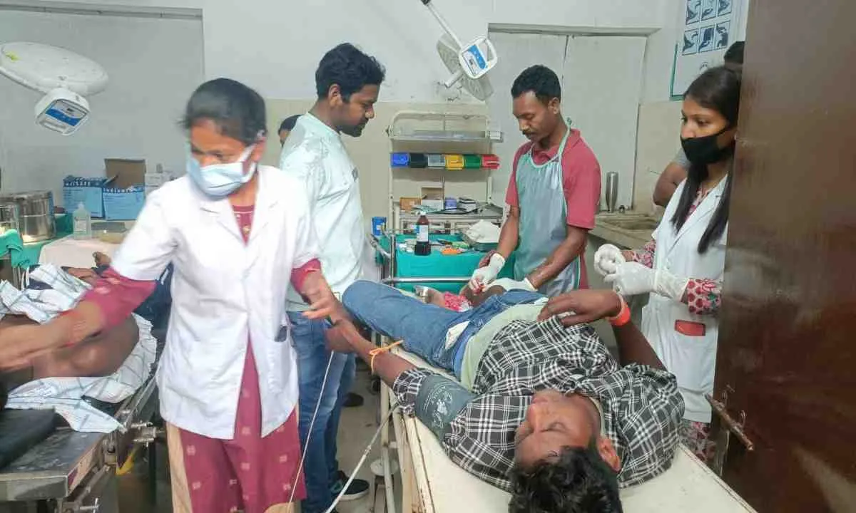 Pakur News: दो बाइकों की सीधी भिड़ंत, लिट्टीपाड़ा में दो युवक गंभीर रूप से घायल