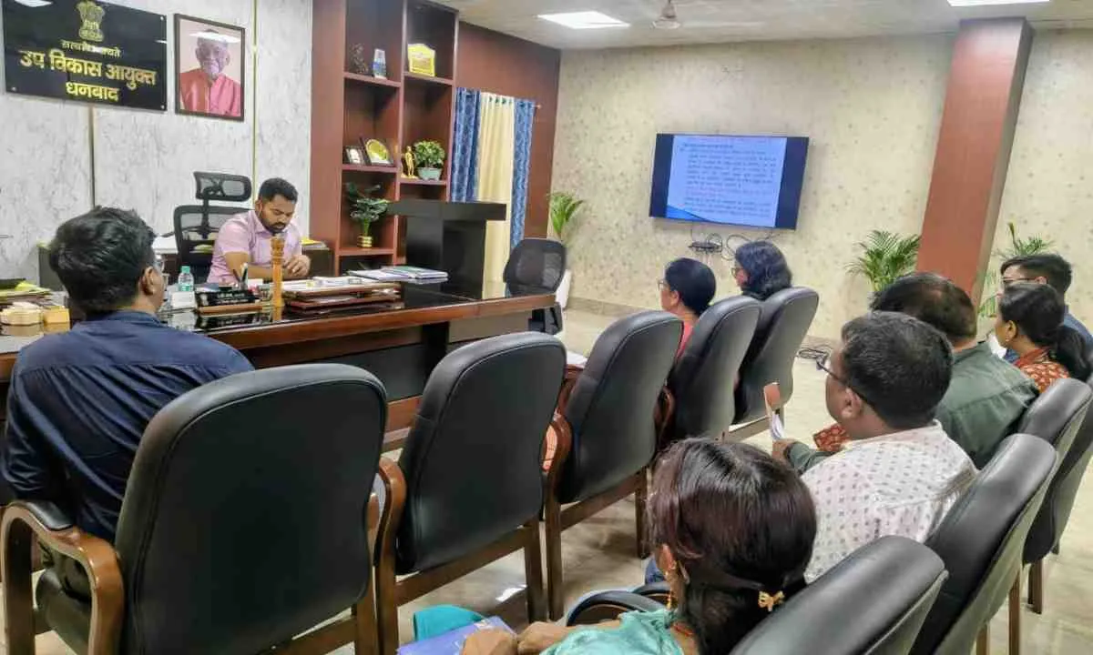 Dhanbad News: बाल संरक्षण इकाई की समीक्षा, डीडीसी ने रिक्त पदों को भरने और नया बालक गृह खोलने का दिया निर्देश