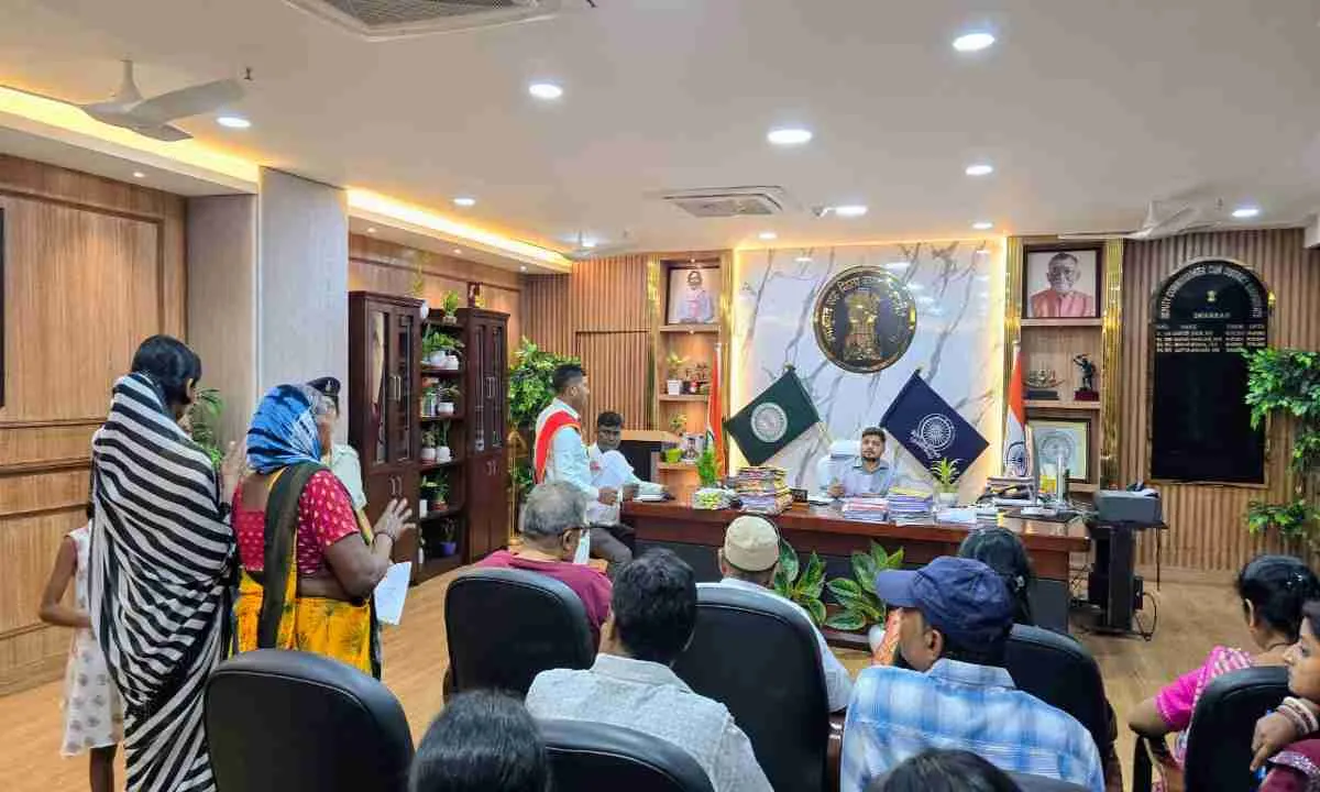 Dhanbad News: स्कूल की जमीन पर अतिक्रमण से रुका बाउंड्री निर्माण, ग्रामीणों ने डीसी से लगाई गुहार