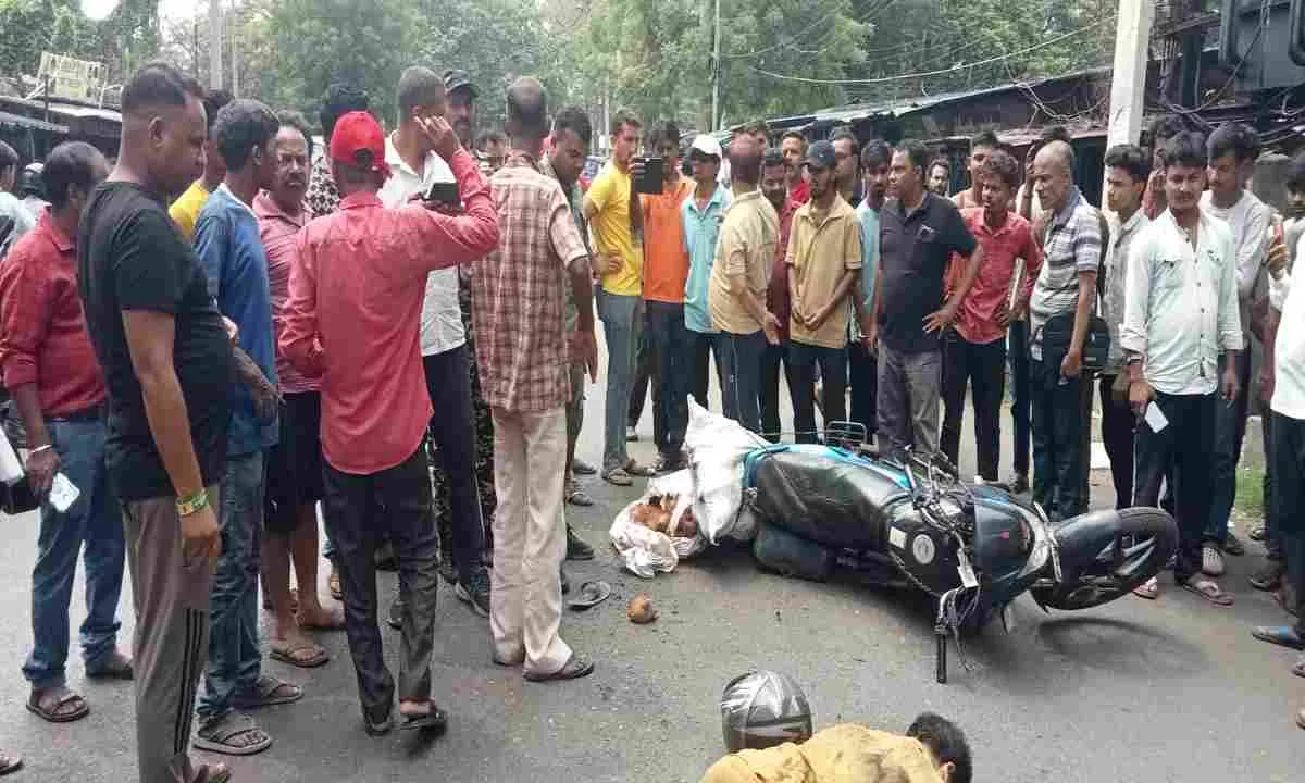 Dhanbad News: लोको बाजार में हाइवा की चपेट में आने से बाइक सवार की मौत, सड़क जाम