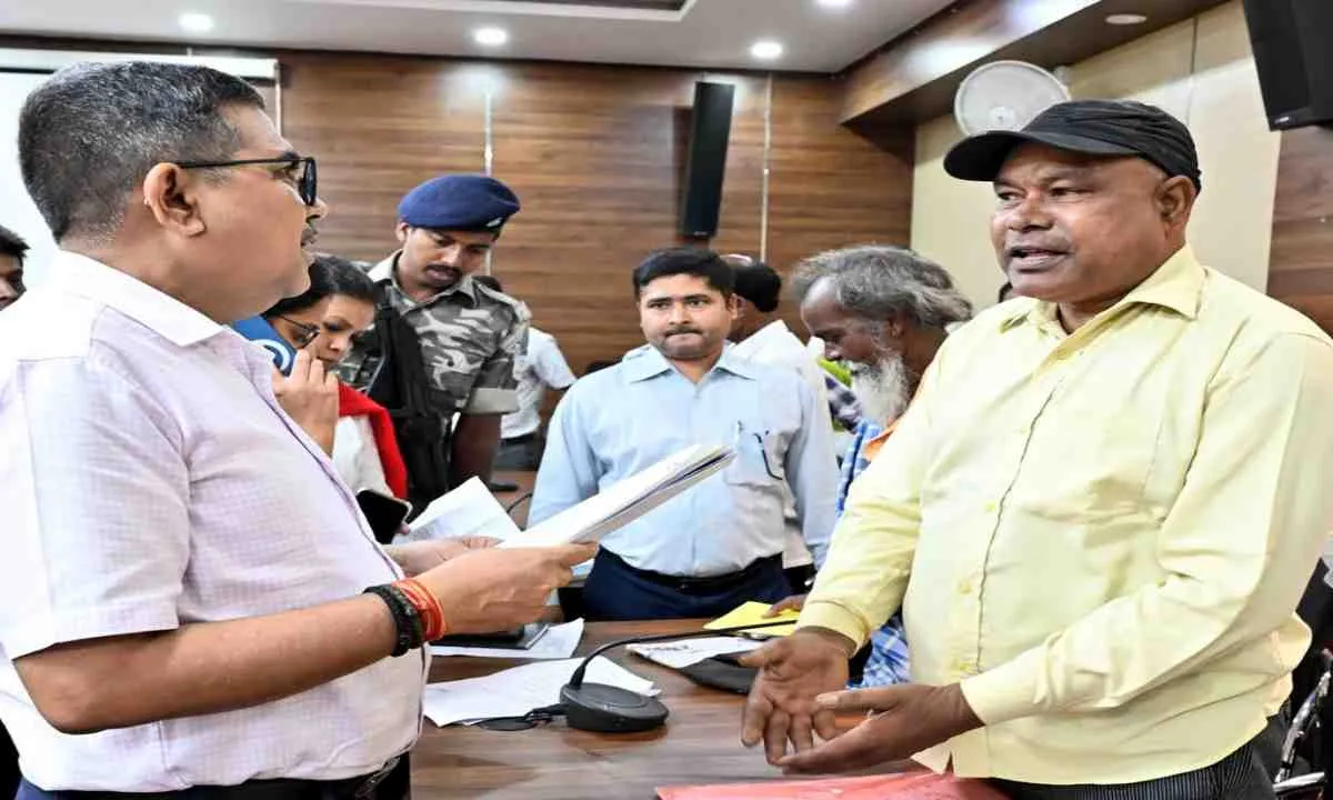 Bokaro News: 'हम आपको सुनते हैं' कार्यक्रम में उपायुक्त ने सुनीं जनता की फरियाद, त्वरित निष्पादन के निर्देश