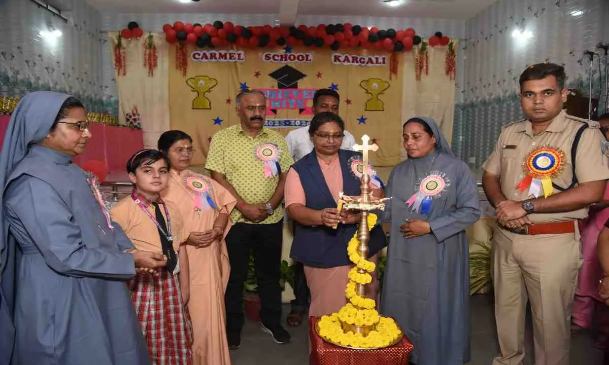 Bokaro News: करगली कार्मेल स्कूल में मेधावी छात्रों का सम्मान, 117 विद्यार्थियों को मिली ट्रॉफी और प्रशस्ति पत्र