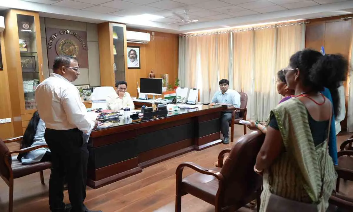 Hazaribagh News: उपायुक्त हेमंत सती ने जनता दरबार में सुनीं फरियादें, त्वरित निष्पादन के निर्देश
