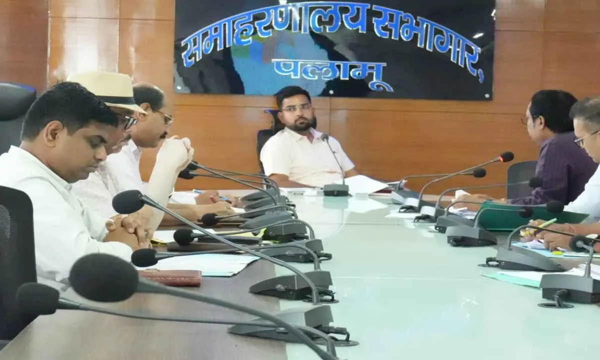 Palamu News: ई-गवर्नेंस की रफ्तार बढ़ाएंगे उपायुक्त, योजनाओं की समीक्षा कर अधिकारियों को दिए सख्त निर्देश