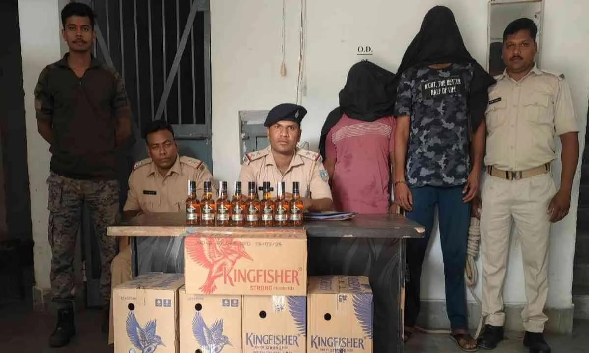Hazaribagh News: अवैध शराब तस्करी पर पुलिस का कड़ा प्रहार, बिना नंबर की बोलेरो से भारी मात्रा में बीयर-शराब जब्त
