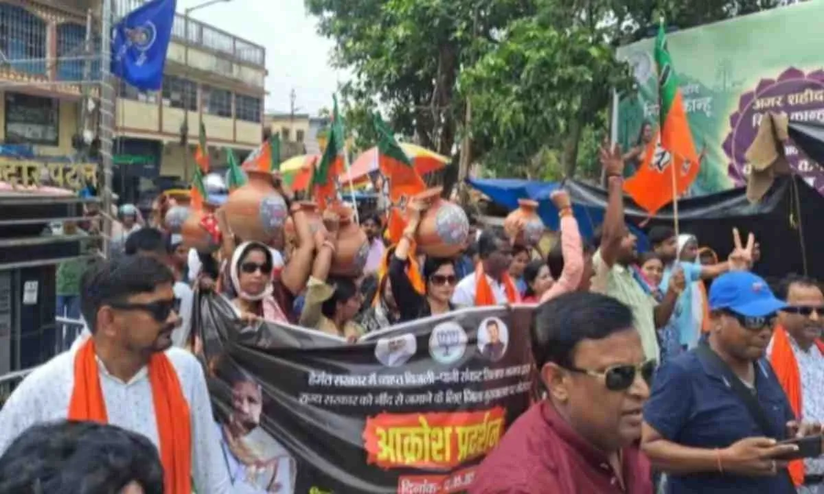Sahebganj News: बिजली-पानी संकट पर भाजपा का हल्लाबोल, कलेक्ट्रेट का घेराव कर फोड़े खाली मटके