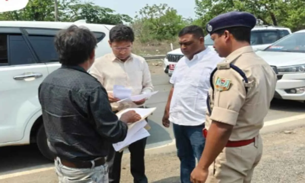 Dumka News: उपायुक्त अभिजीत सिन्हा ने मलूटी चेकपोस्ट का किया औचक निरीक्षण, सुरक्षा व्यवस्था का लिया जायजा