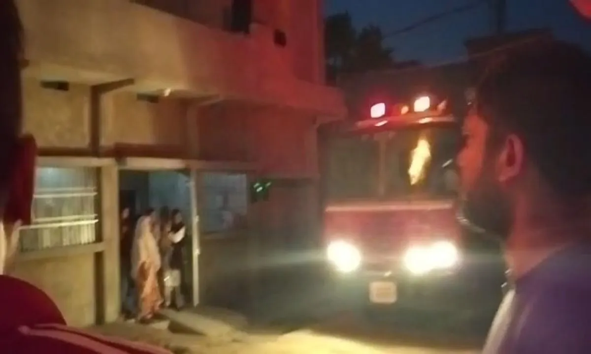 Koderma News: शमशाद आलम के गोदाम में लगी आग, कड़ी मशक्कत के बाद दमकल ने पाया काबू