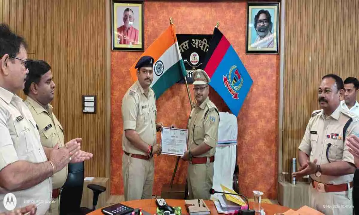 Hazaribagh News: बैंक डकैती का खुलासा: वाराणसी से तीन लुटेरे गिरफ्तार, 20 लाख नकद और भारी मात्रा में सोना बरामद