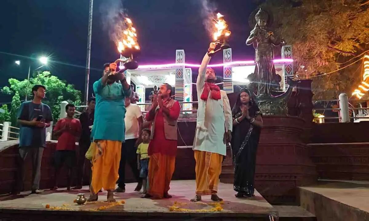 Sahebganj News: साप्ताहिक गंगा आरती में उमड़ा आस्था का सैलाब, वैदिक मंत्रों और शंखध्वनि से गूंजा गंगा तट
