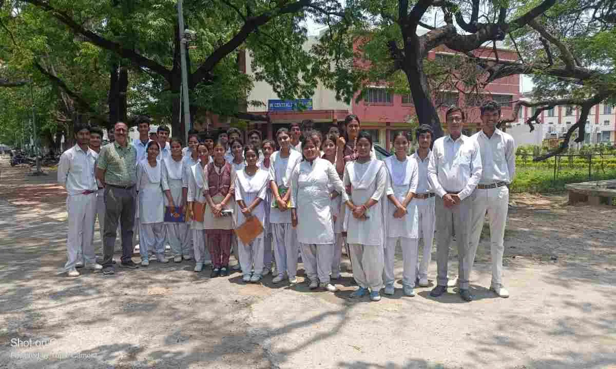 Dhanbad News: डिजिटल शिक्षा की ओर कदम: डीएवी सिंदरी के छात्रों ने बीआइटी के हाईटेक पुस्तकालय का किया भ्रमण
