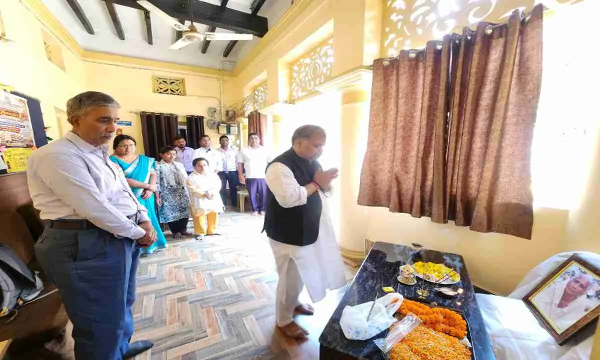 Koderma News: मंजुला शर्मा मेमोरियल एकेडमी डोमचांच में सादगीपूर्ण श्रद्धांजलि सभा आयोजित