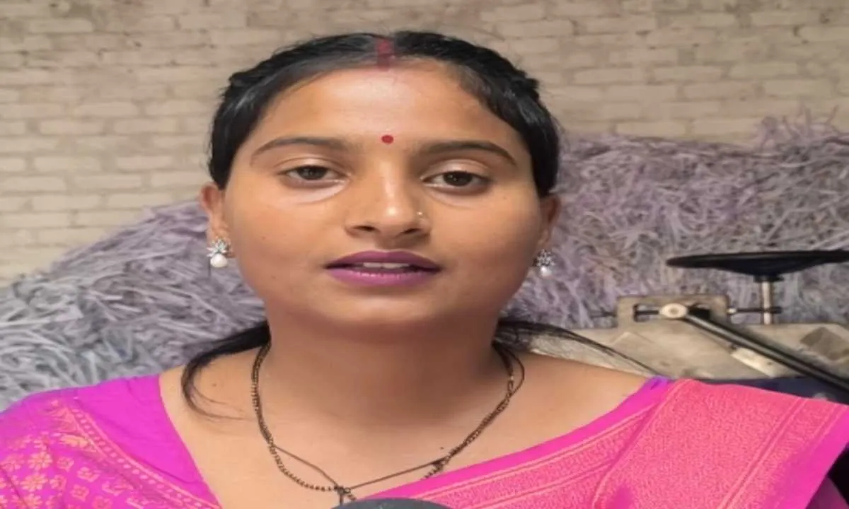 Koderma News: मिटको कॉलोनी में महिला की गला रेतकर हत्या, स्कूल से लौटे मासूम ने देखी मां की लाश