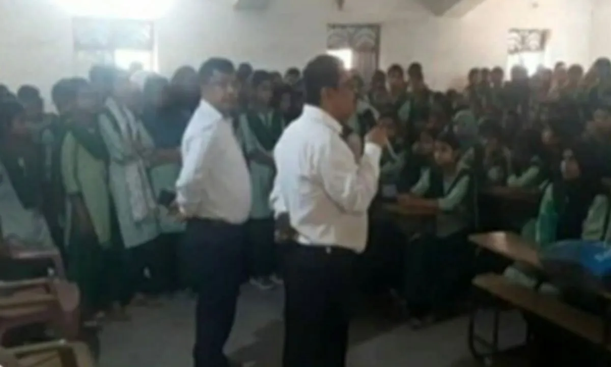 Sahebganj News: बेटियों का सुरक्षा कवच: एचपीवी टीकाकरण अभियान तेज, सिविल सर्जन ने छात्राओं को किया प्रेरित
