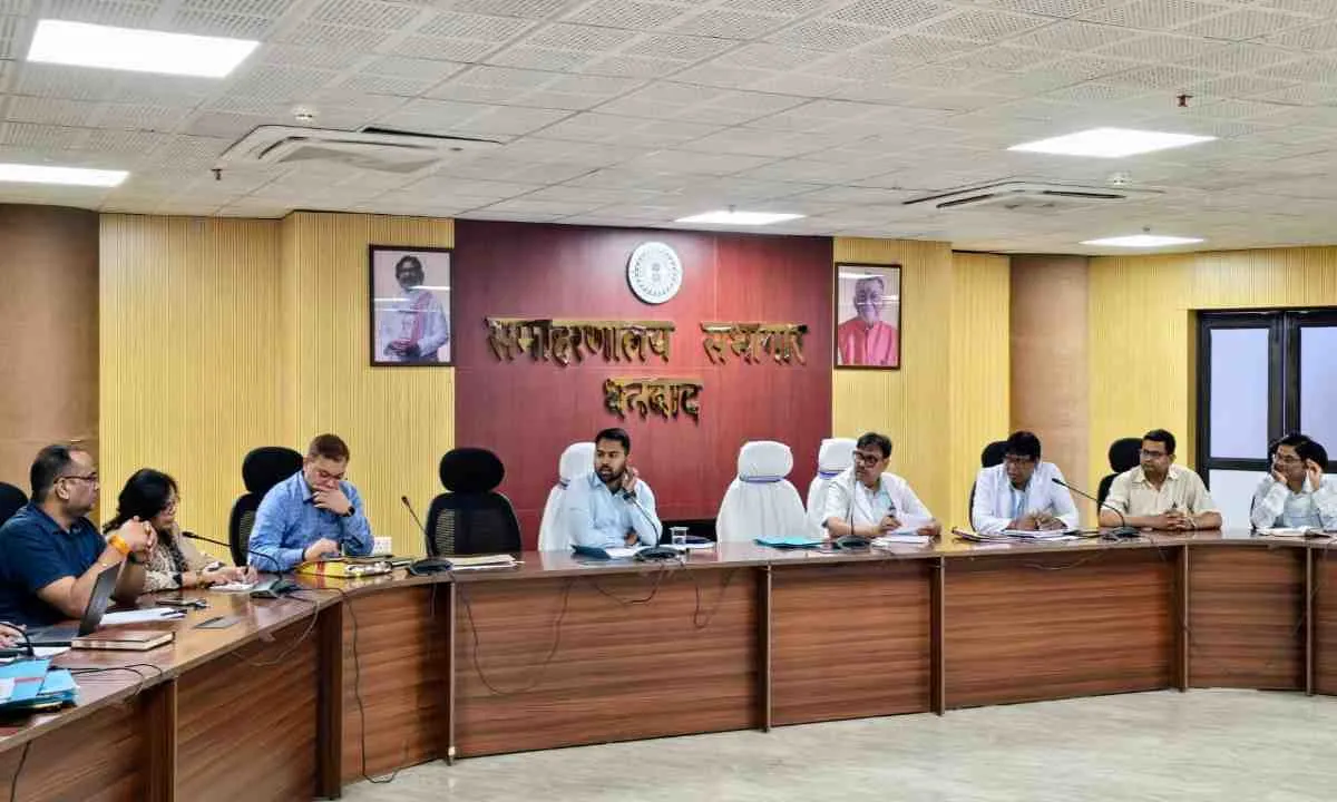 Dhanbad News: स्वास्थ्य सुविधाओं को बेहतर बनाने के लिए प्रशासन सख्त, डीडीसी ने दिए कड़े निर्देश