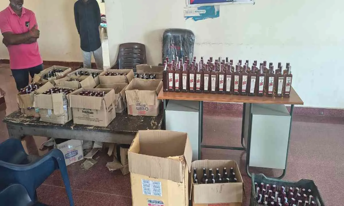Giridih News: शराब तस्करी पर प्रहार: पुलिस ने पिकअप वैन से जब्त की 15 पेटी विदेशी शराब, दो गिरफ्तार