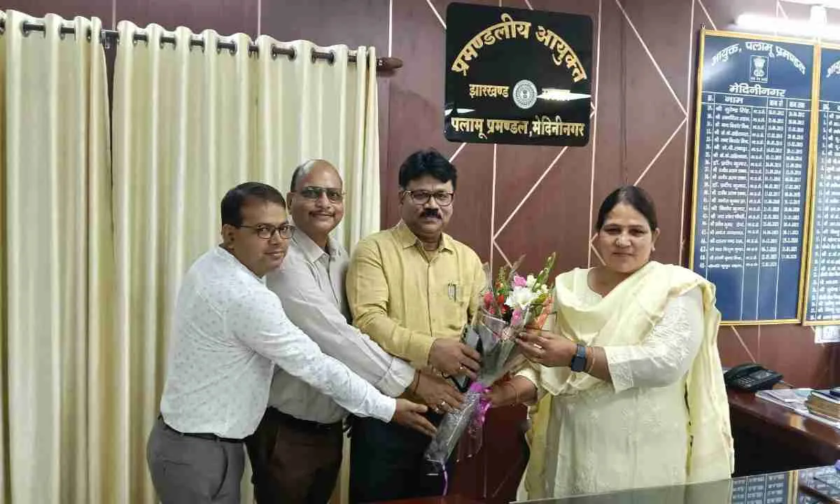 Palamu News: उपायुक्त संदीप कुमार और एसडीओ अजय रजक ने आयुक्त को दी जिले की अद्यतन जानकारी