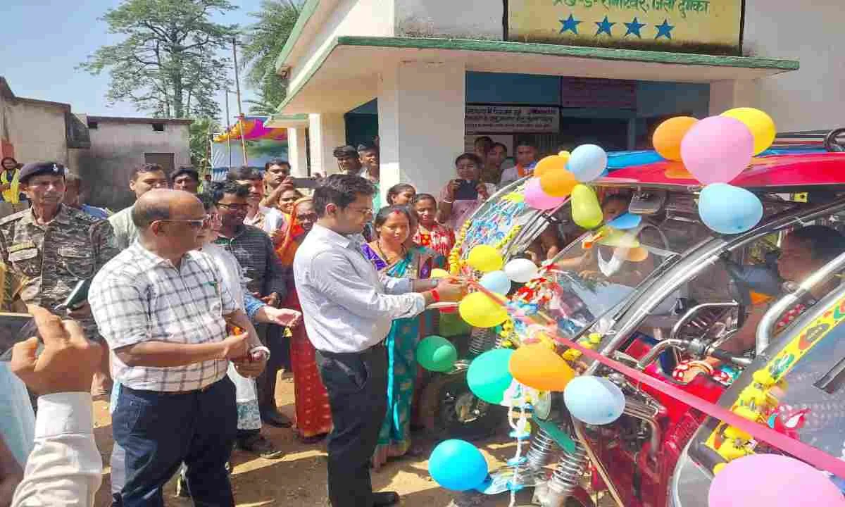Dumka News: सशक्तिकरण का सफर: डीसी ने सखी मंडल की 4 दीदियों को सौंपी टोटो की चाबियां