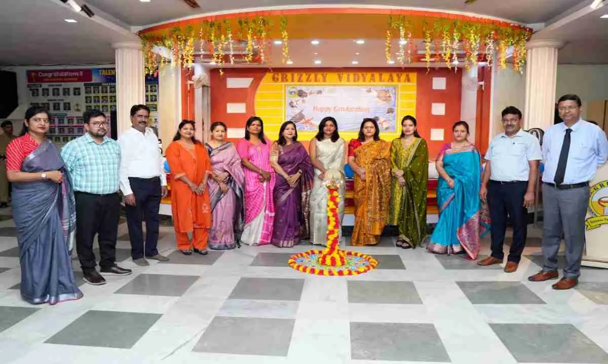 Koderma News: ग्रिज़ली विद्यालय में भव्य दीक्षांत समारोह सम्पन्न, नन्हे विद्यार्थियों की प्रस्तुतियों ने जीता सभी का मन