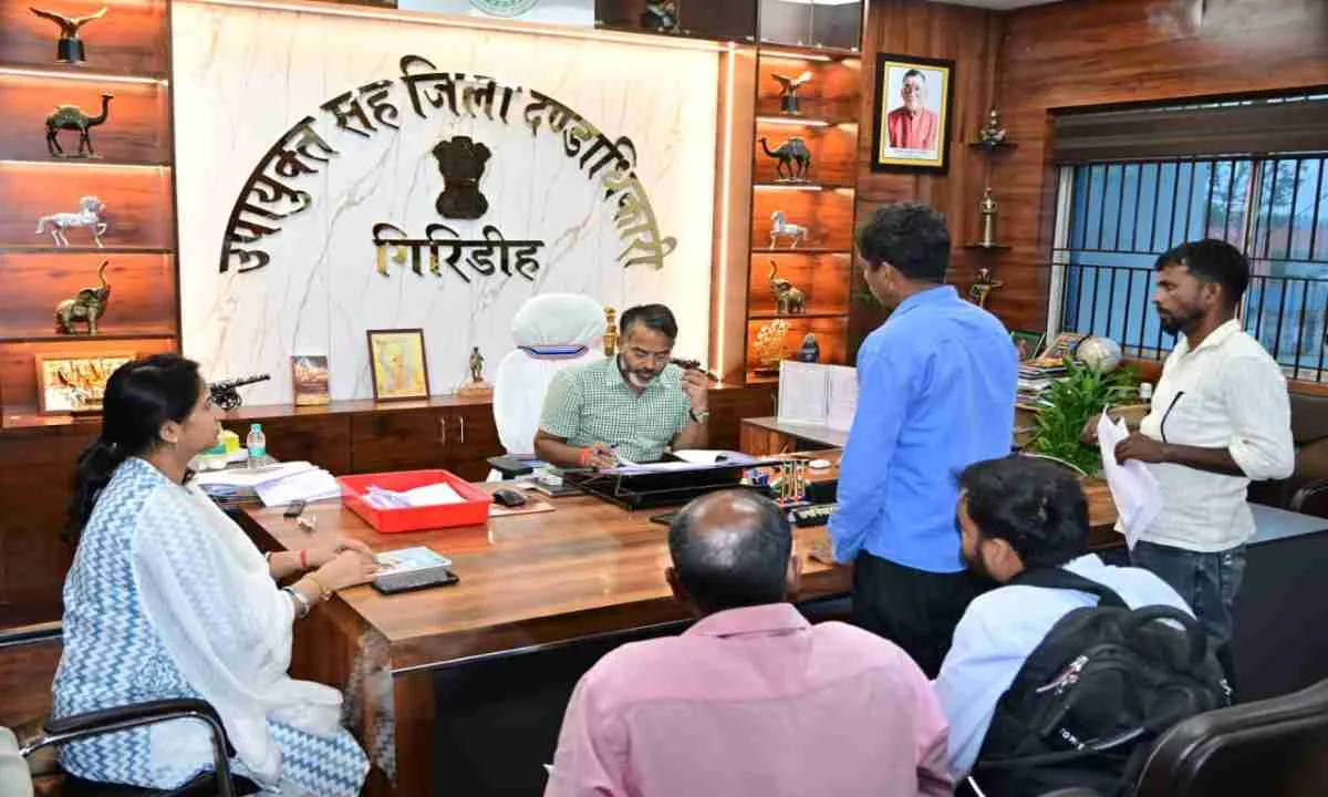 Giridih News: फरियादियों के बीच पहुँचे डीसी, समाहरणालय में उपायुक्त रामनिवास यादव ने लगाया जनता दरबार