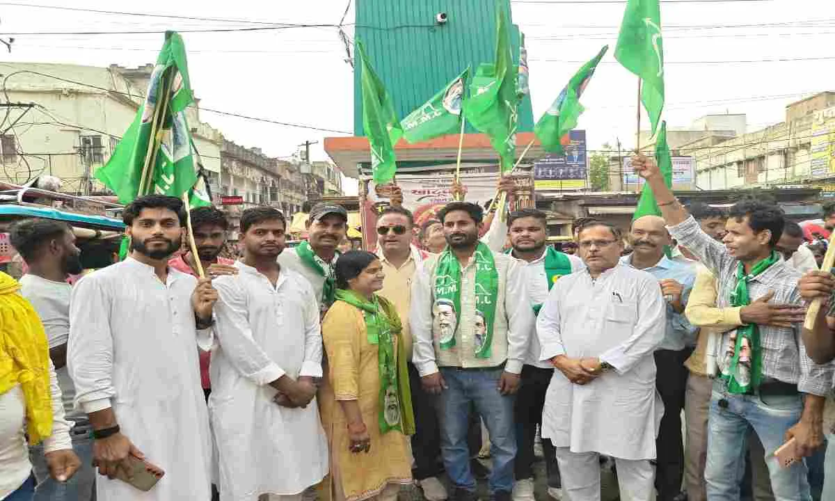 Koderma News: नीट परीक्षा में पेपर लीक के विरोध में झामुमो युवा एवं छात्र मोर्चा ने फूंका केंद्रीय शिक्षा मंत्री का पुतला