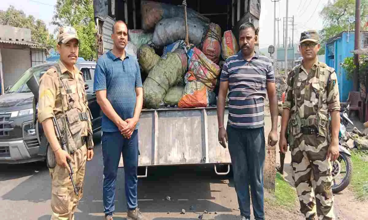 Bokaro News: कोयला माफिया पर प्रहार, सीआईएसएफ की बड़ी कार्रवाई, 5.450 टन अवैध कोयला और 2 बाइक जब्त