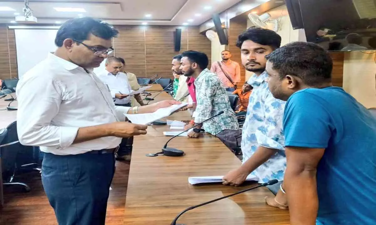 Bokaro News: जनता की समस्याओं पर सुनवाई, समाहरणालय में आयोजित 'हम आपको सुनते हैं' कार्यक्रम